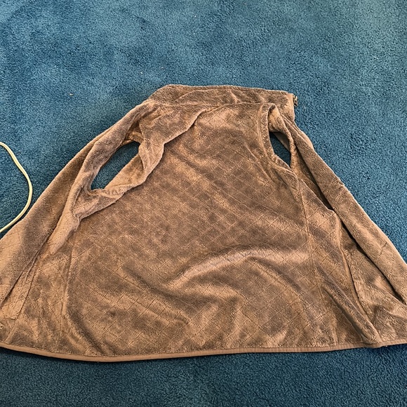 Fuzzy vest - Picture 2 of 3